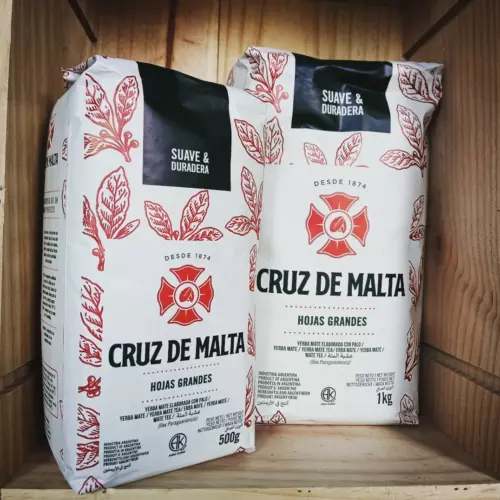 Yerba Mate Cruz de Malta Con Palo (met stokjes) in verpakkingen van 0,5 kg en 1 kg.