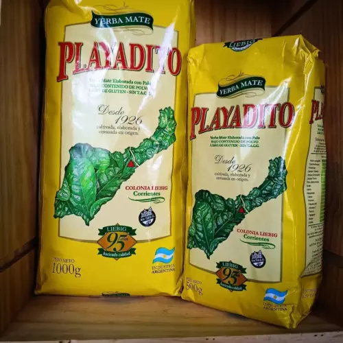 Yerba Mate Playadito 500g en 1kg verpakkingen op houten plank
