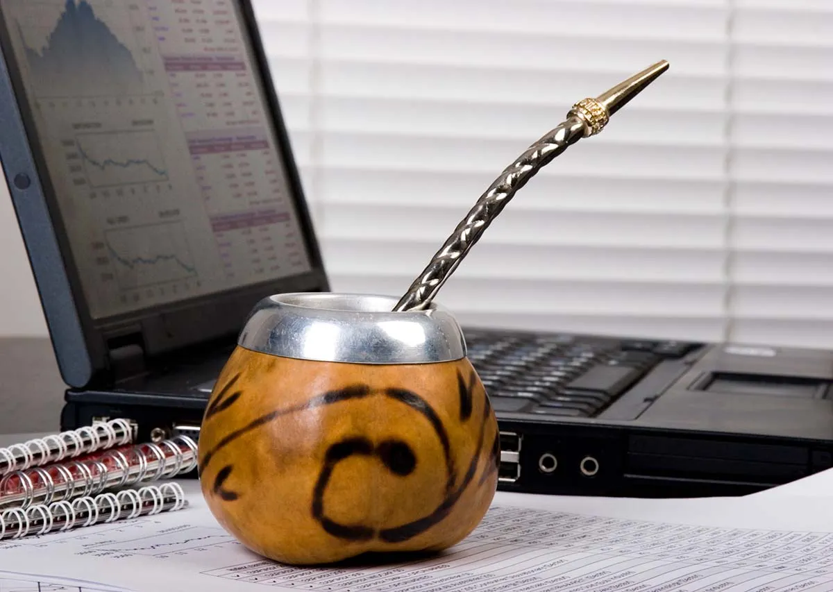 Persoon die yerba mate drinkt tijdens een gezonde pauze.